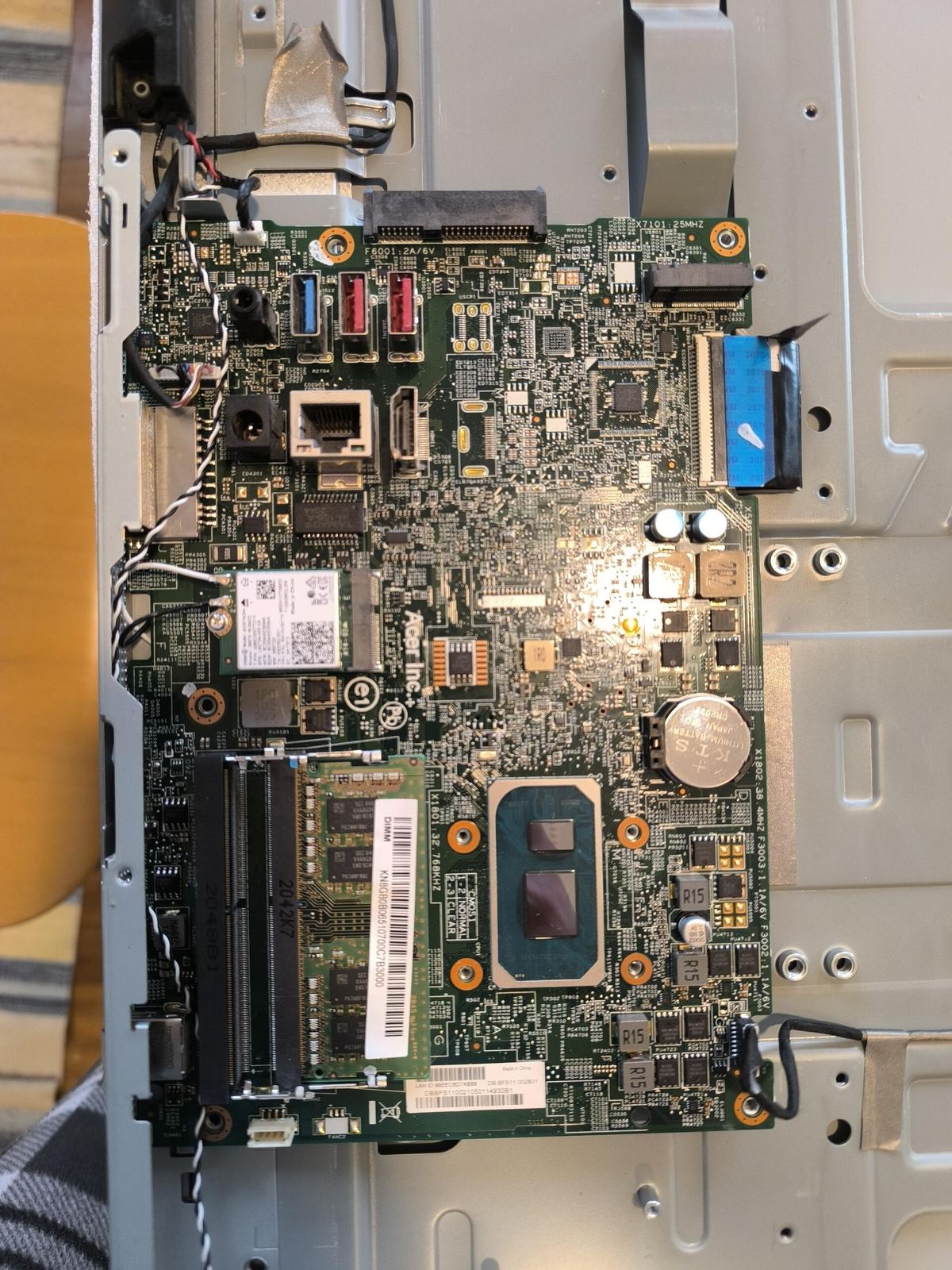 Scheda madre di un PC all-in-one Acer smontata