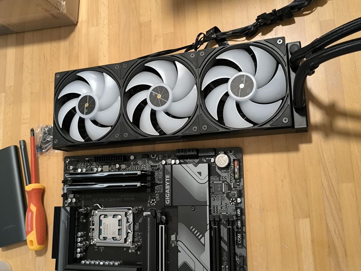 Dissipatore a liquido da 360 mm montato su scheda madre
