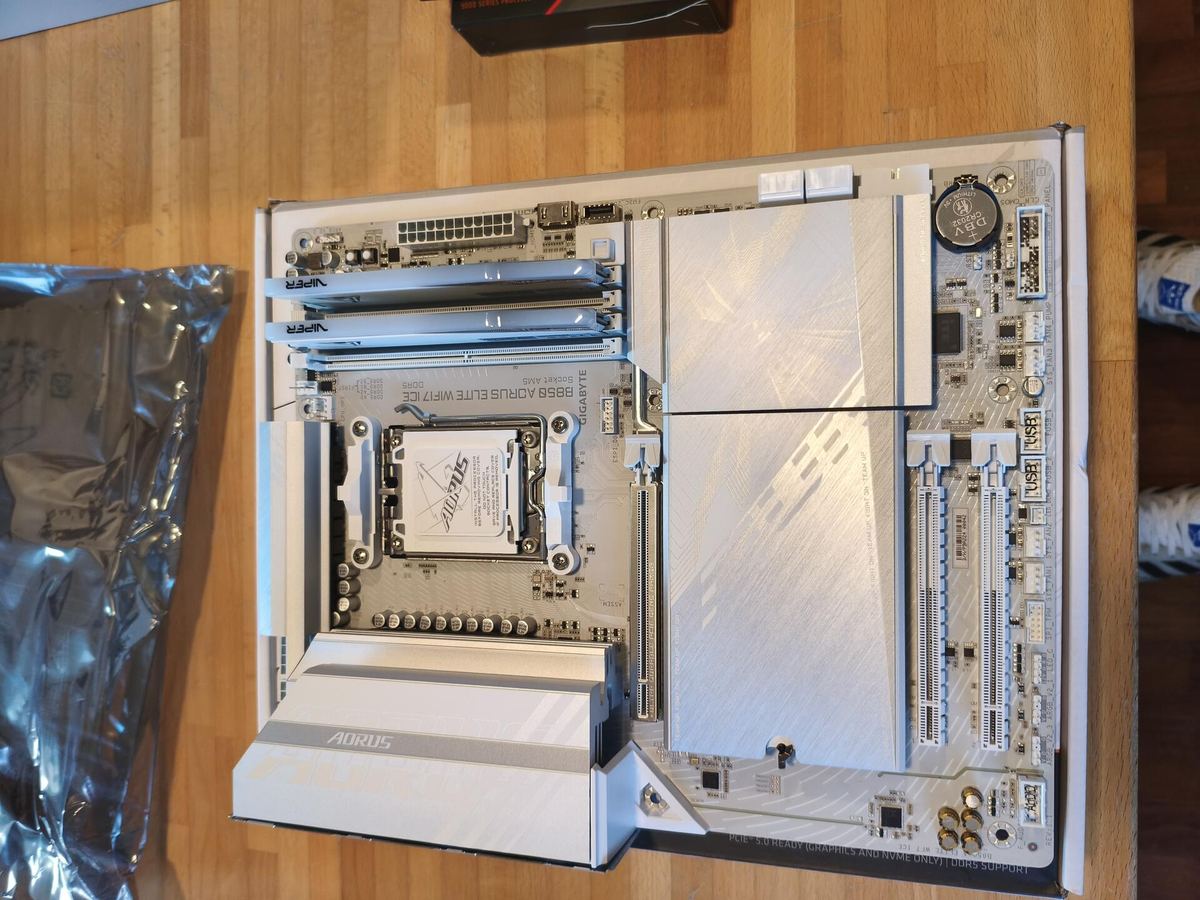 Scheda madre AORUS B850 ICE nel case bianco