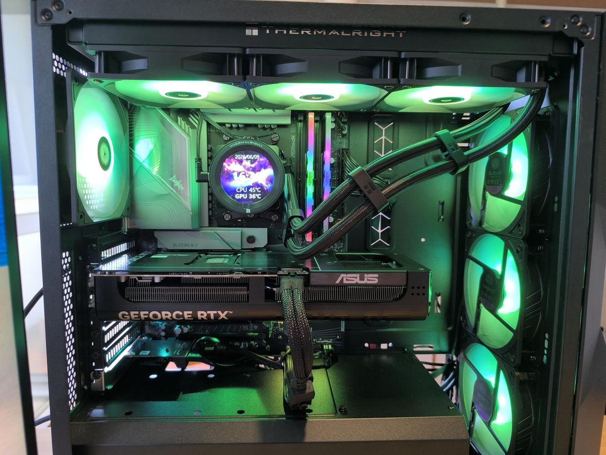 PC gaming ASUS GeForce RTX — Thermalright AIO con display LCD temperatura CPU/GPU, RGB verde