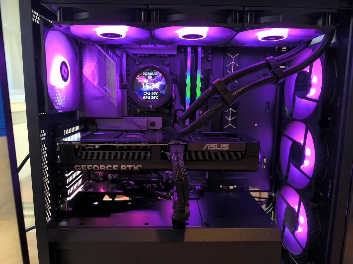 PC gaming ASUS GeForce RTX — Thermalright AIO con display LCD, RGB viola