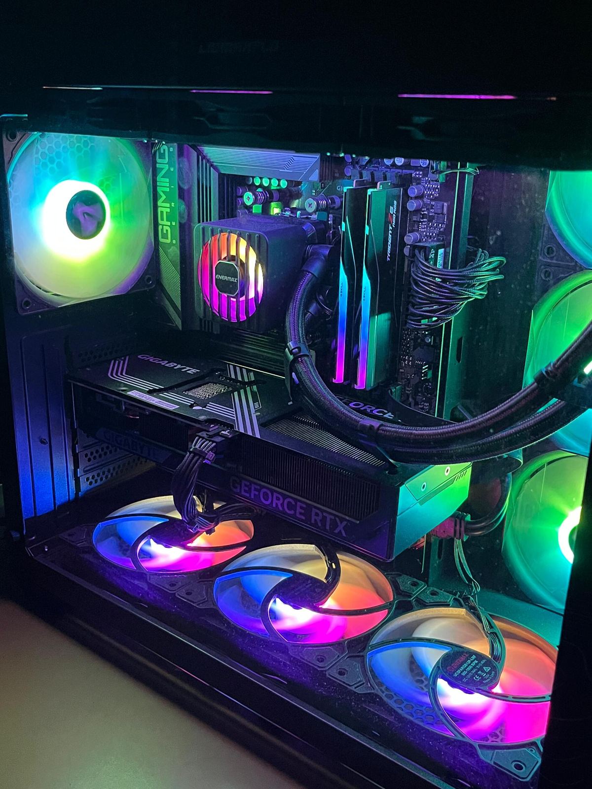 PC gaming Gigabyte Gaming GeForce RTX — RGB multicolore rainbow, AIO Enermax