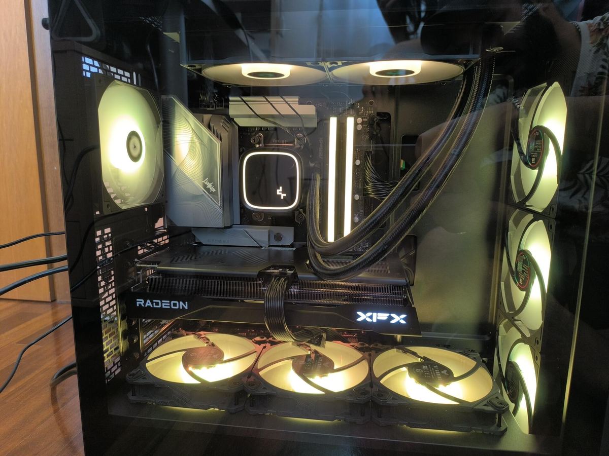 PC gaming con GPU XFX Radeon e illuminazione calda