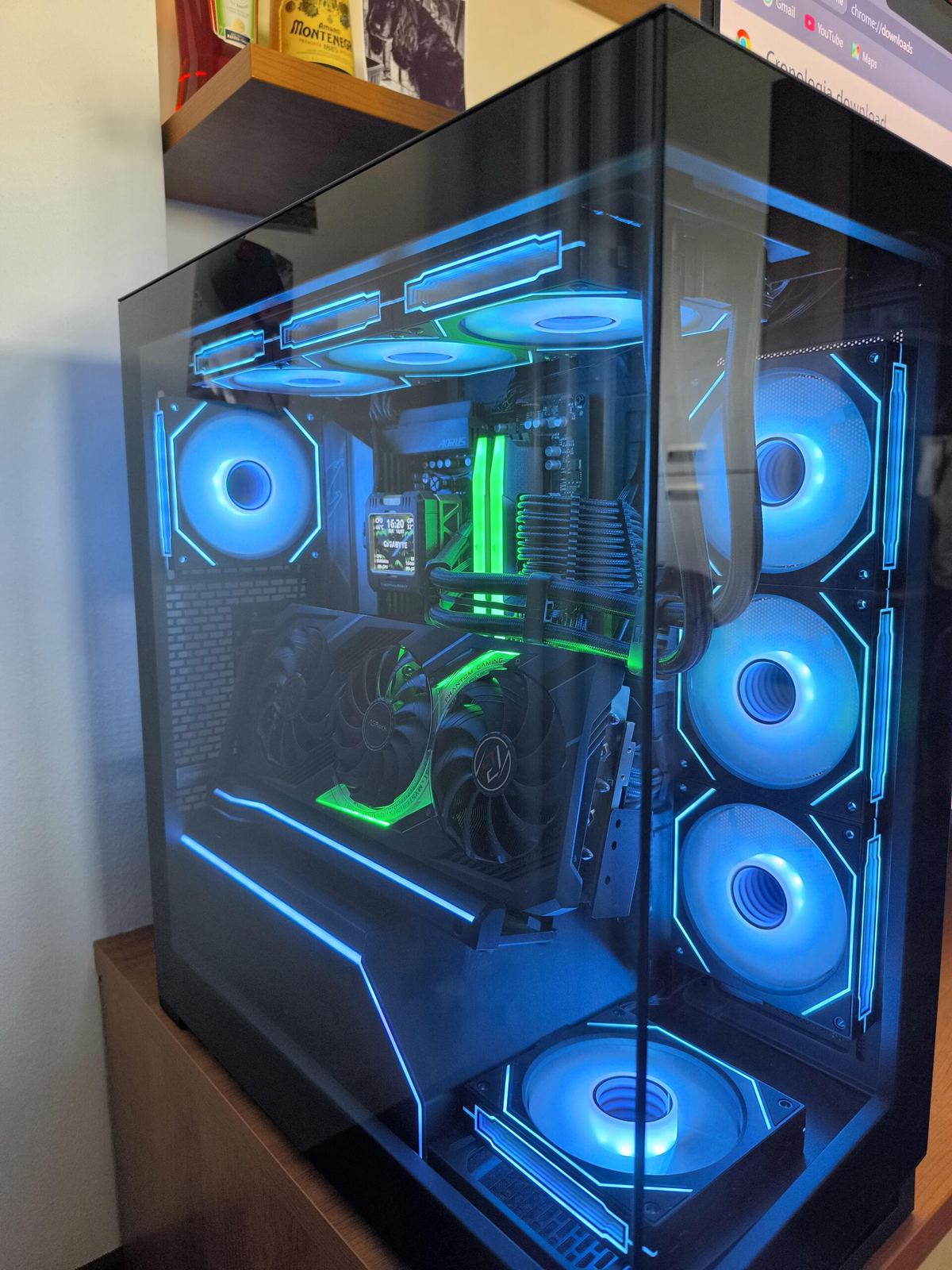 PC gaming RGB blu/verde con display LCD integrato — Il Garage dei PC