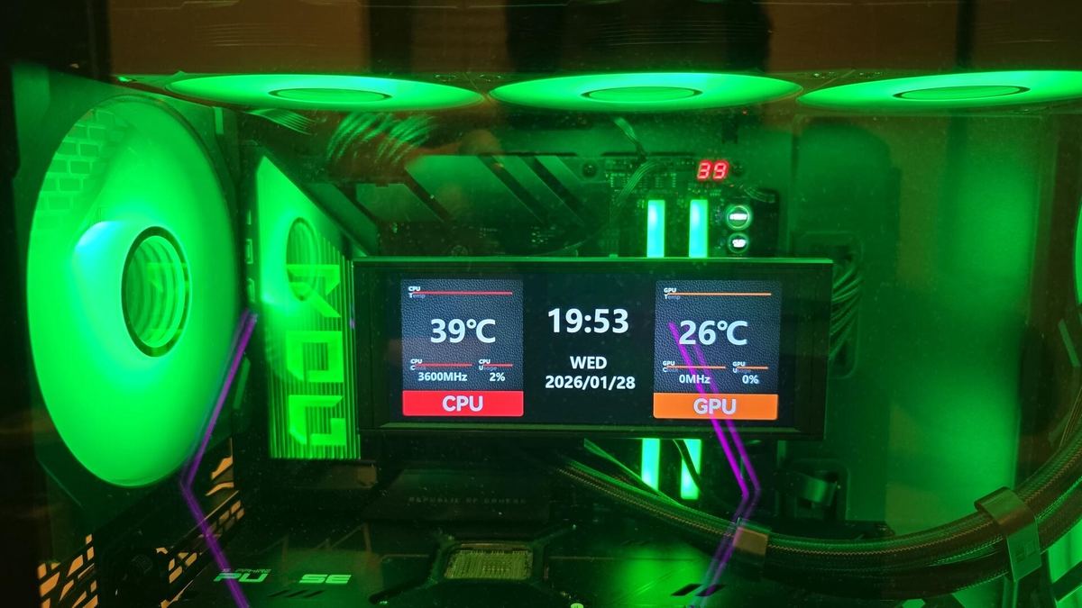 PC gaming custom — mobo ROG Strix, RGB verde, display LCD integrato CPU 39°C / GPU 26°C