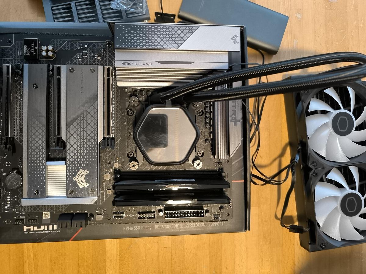 PC gaming Sapphire B850 con AIO — build completata