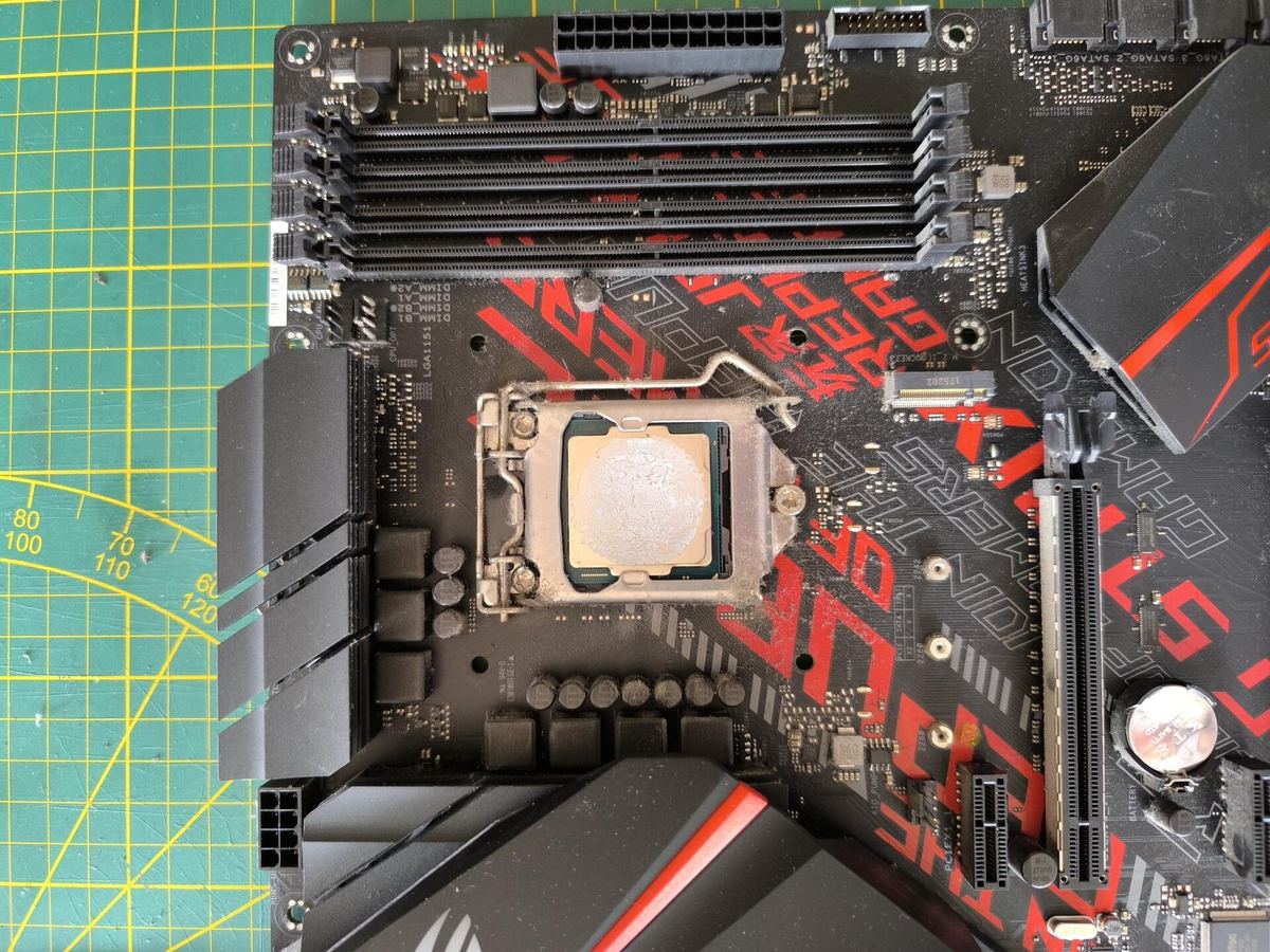 Die CPU con pasta termica secca — prima della sostituzione