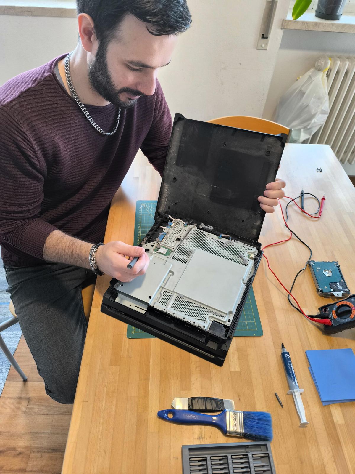 Gianluca Melis smonta una PS4 Pro — Il Garage dei PC