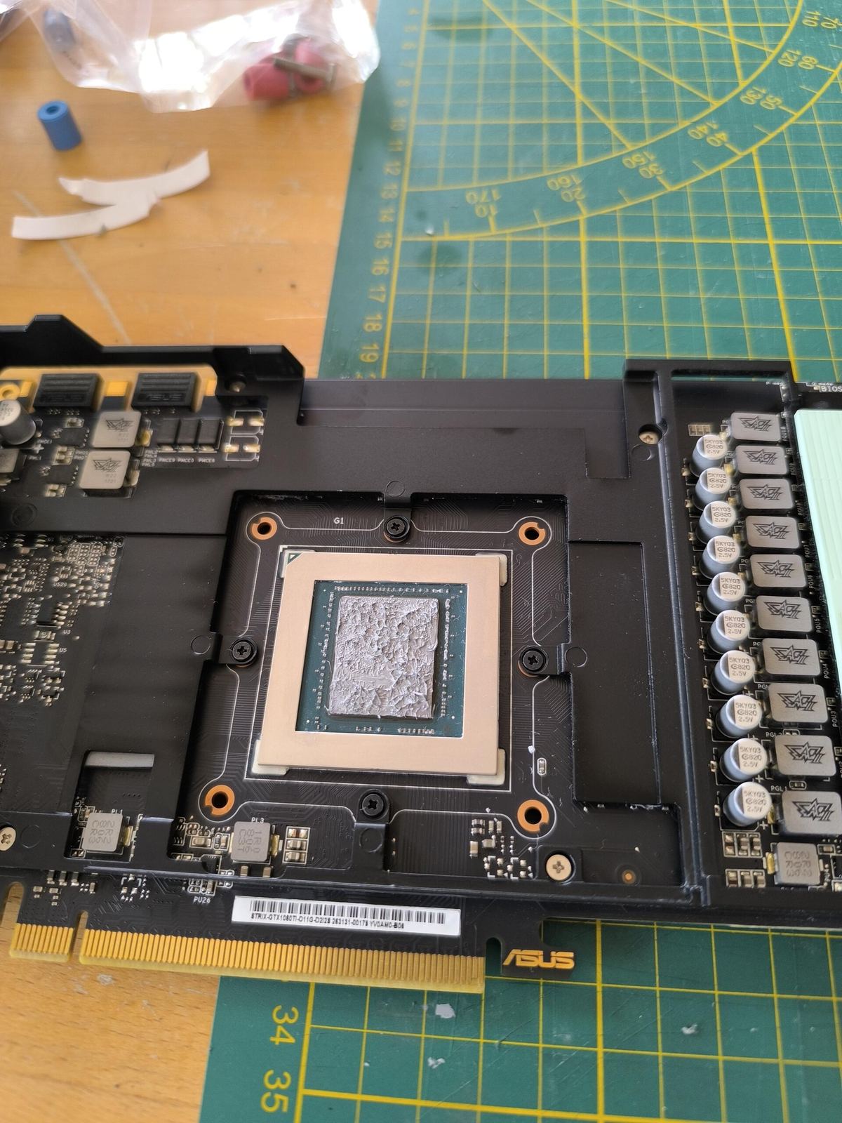 Die GPU ASUS con pasta termica secca — prima della riapplicazione