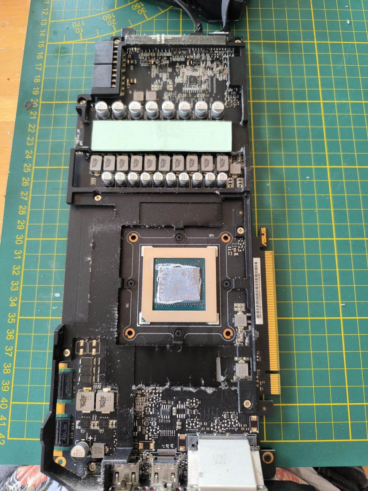 GPU ASUS smontata — die e pasta termica da rinnovare