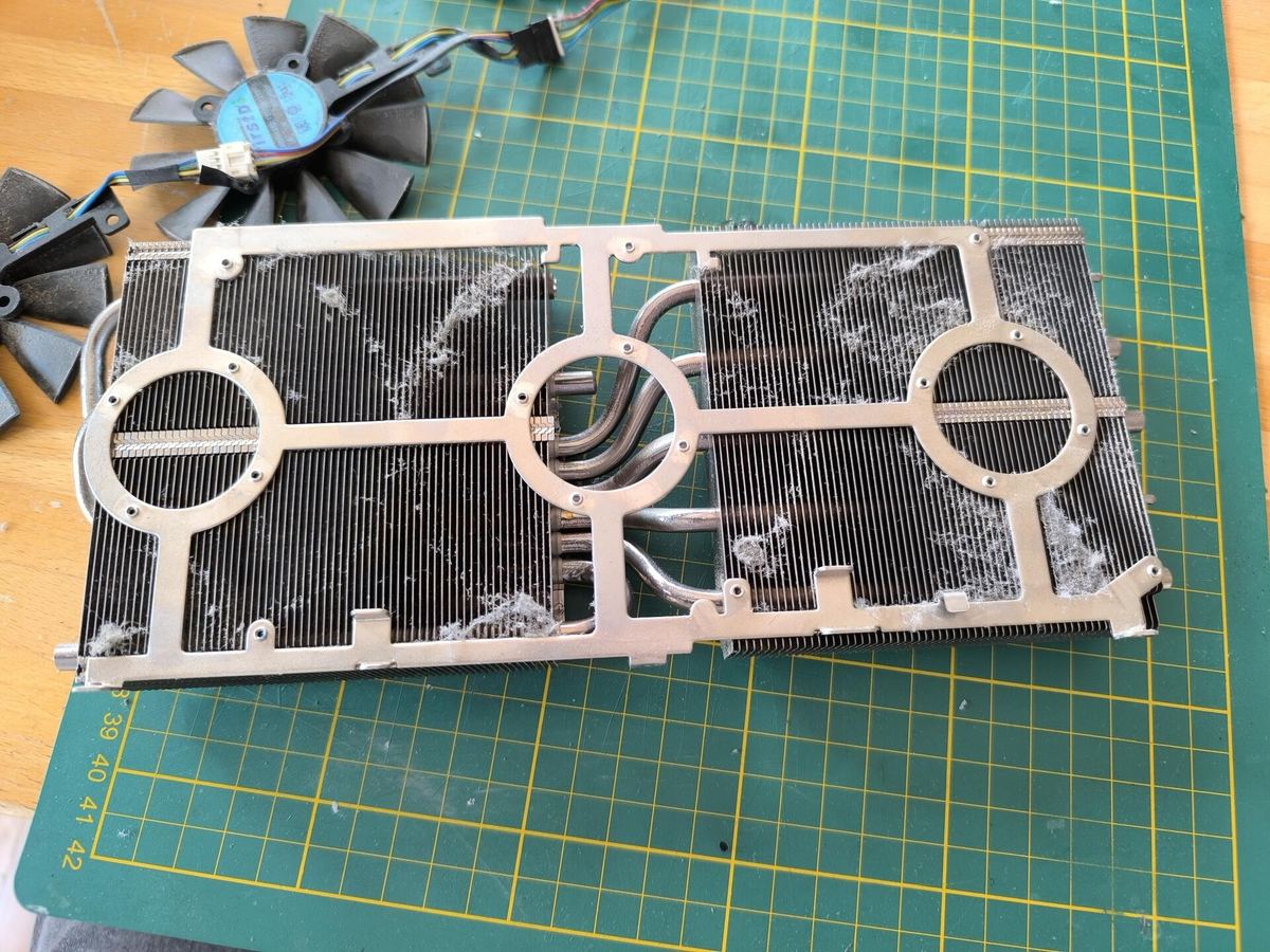 Dissipatore GPU a tripla ventola intasato di polvere — prima della pulizia