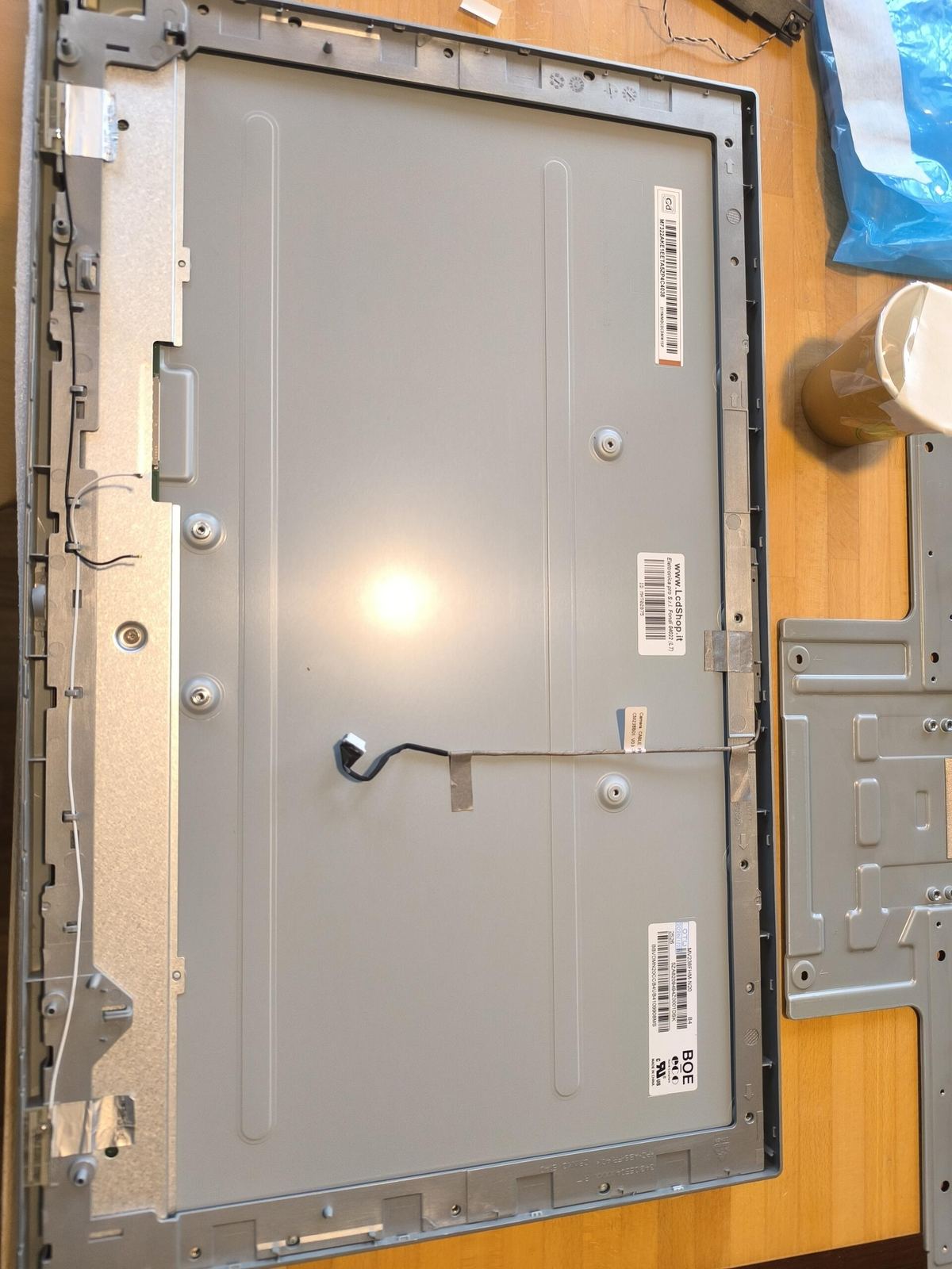 Laptop con il display smontato sul banco