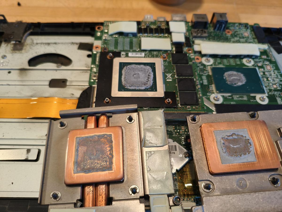 Laptop gaming smontato — die GPU e CPU con pasta termica secca, piastre rame dissipatore