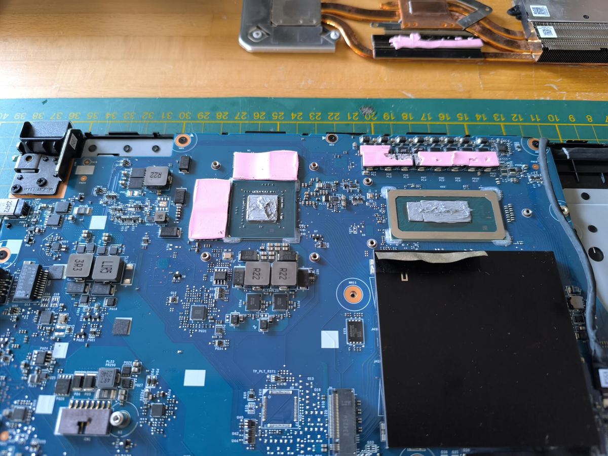 Scheda madre laptop gaming — GPU e CPU con pasta termica secca e pad vecchi