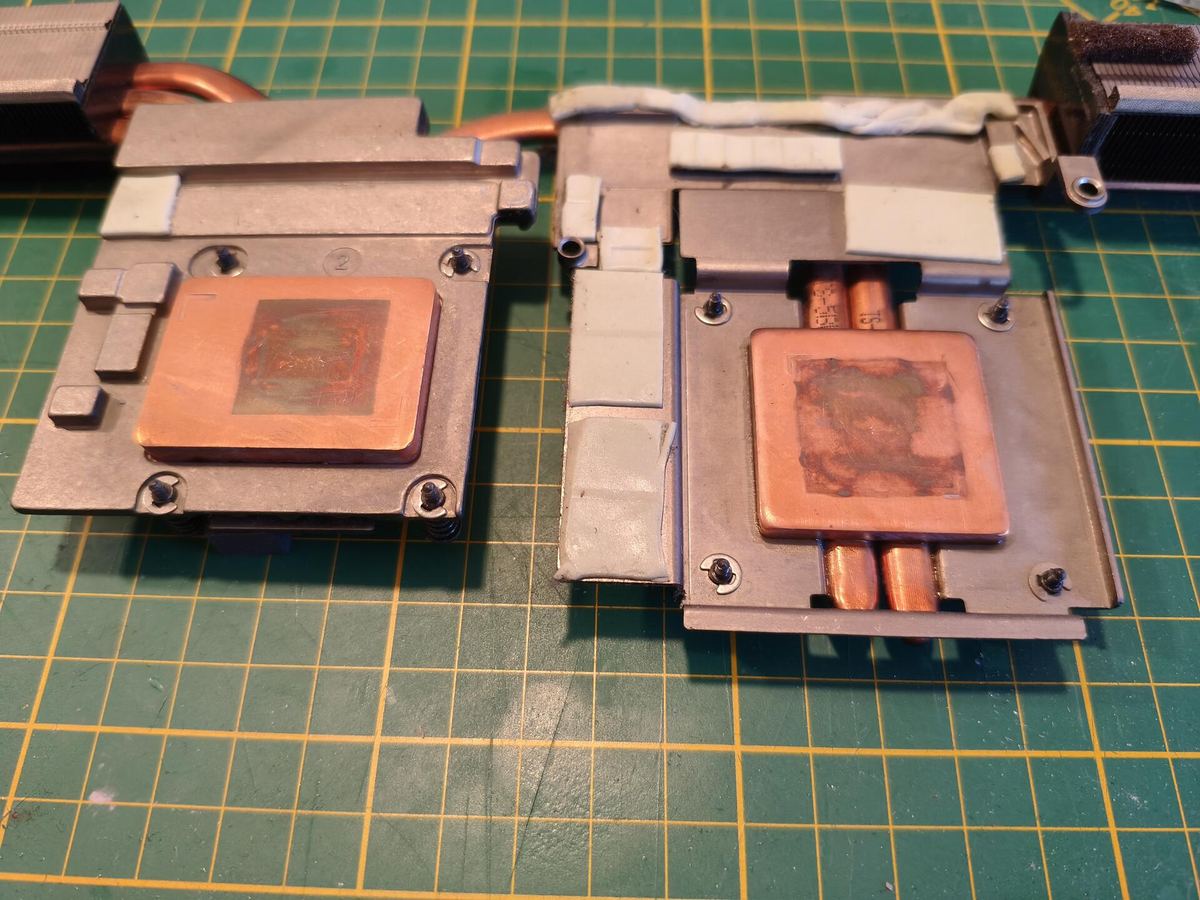 Piastre rame dissipatore laptop gaming — pasta termica secca prima della sostituzione