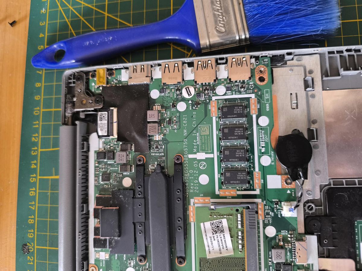 Scheda madre di un notebook Lenovo durante la pulizia