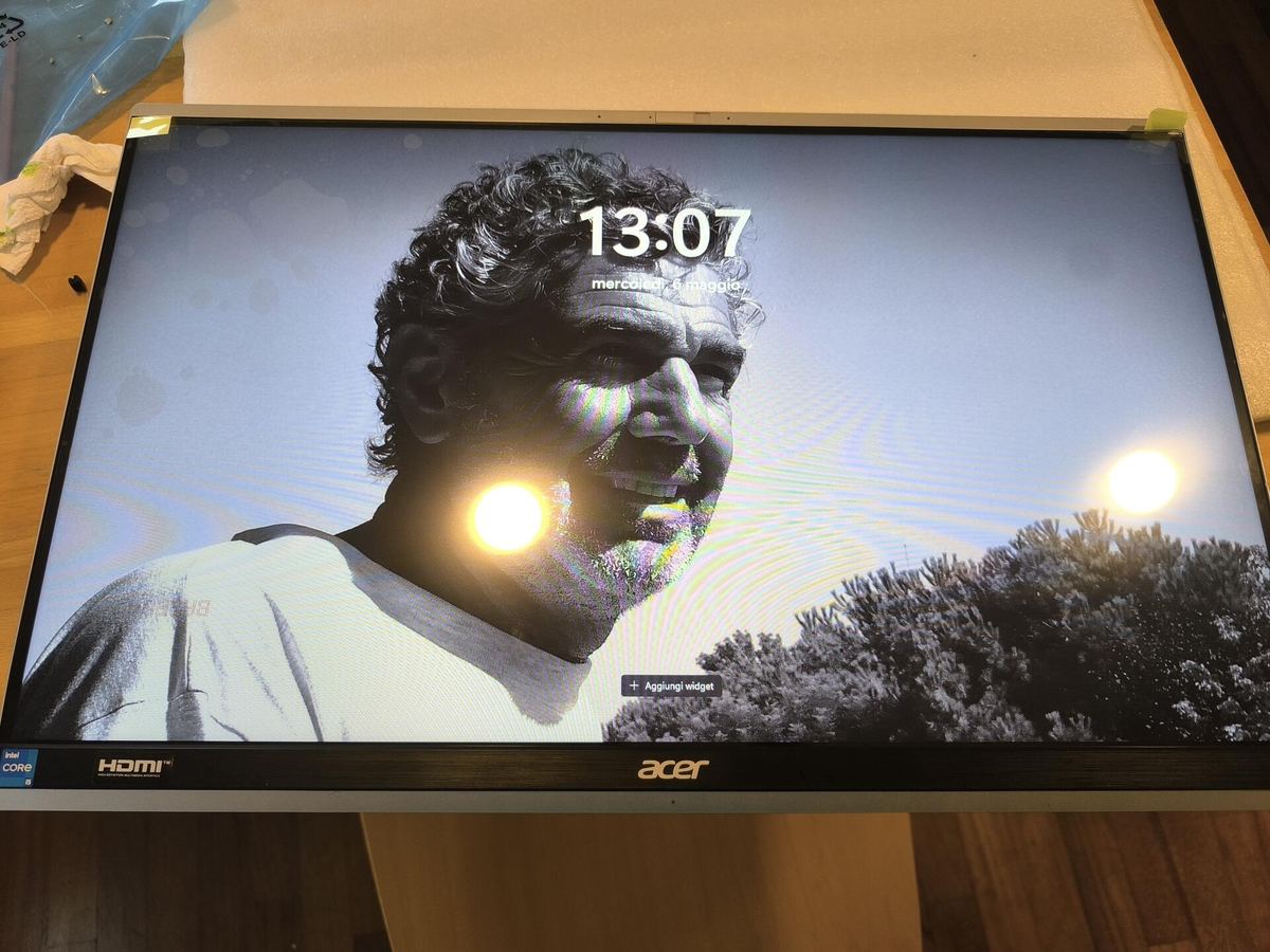 Monitor riparato acceso sul banco