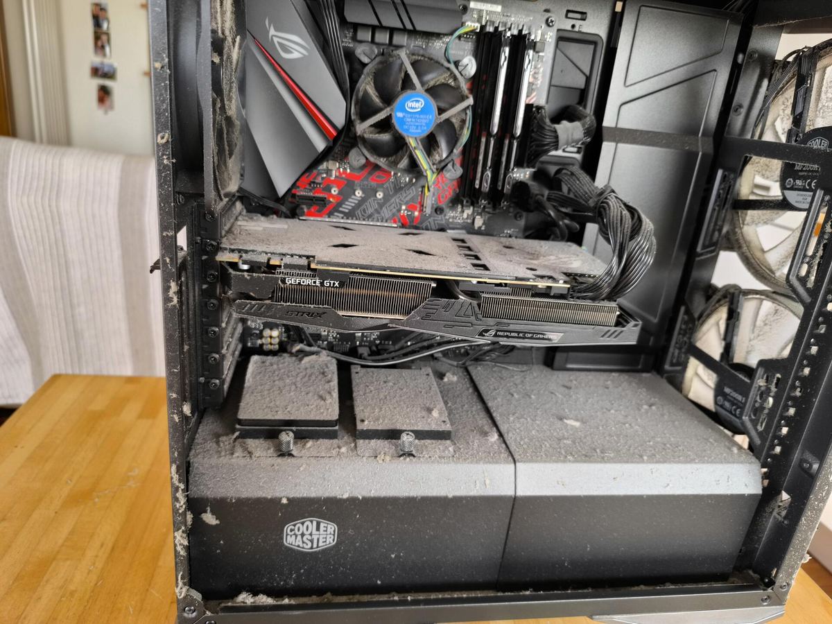 PC ROG Strix con GPU ROG STRIX sepolta di polvere — prima della pulizia profonda