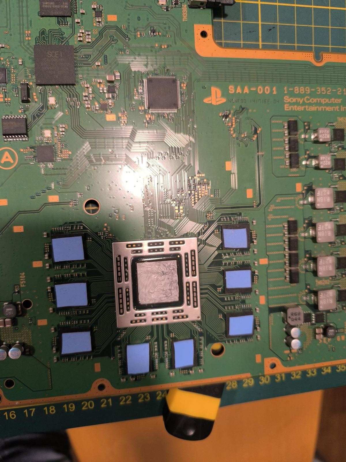 APU della PS4 Fat con pasta termica secca