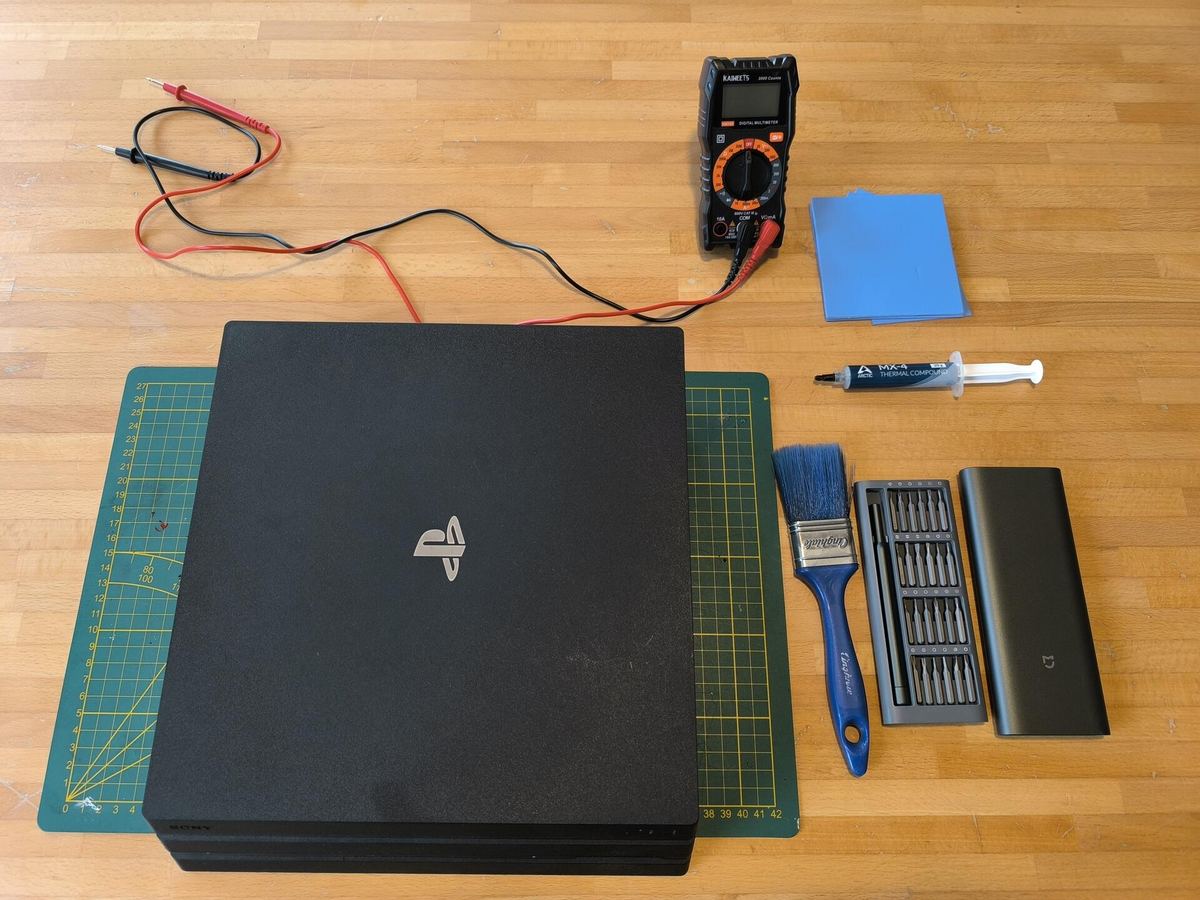 PS4 Pro con gli strumenti di lavoro