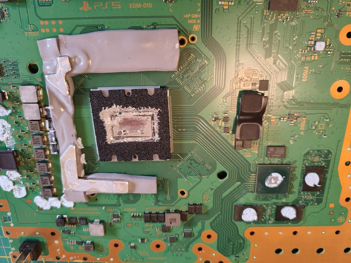 PS5 APU con pasta termica secca — prima della riapplicazione