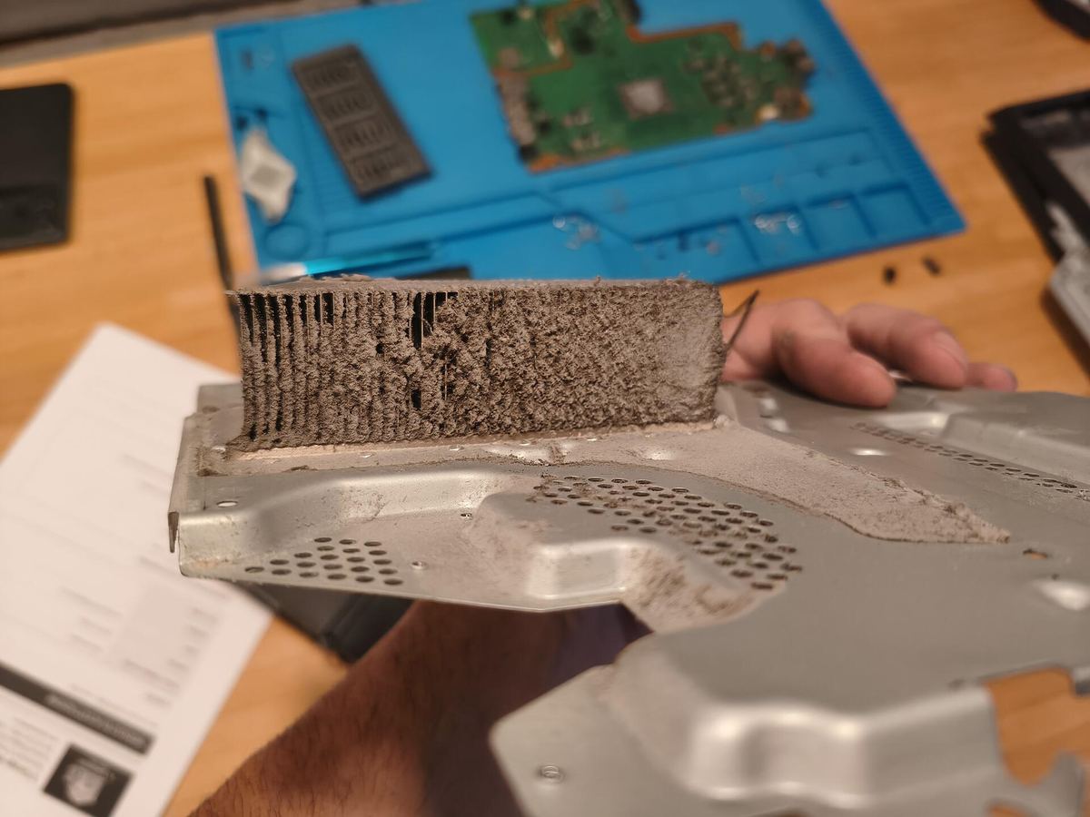 PS5 dissipatore intasato di polvere — pulizia termica