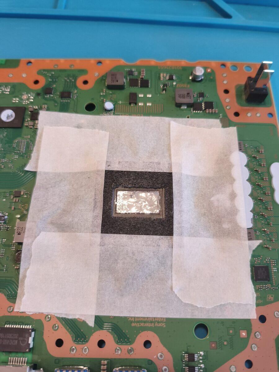 Metallo liquido applicato sulla PS5