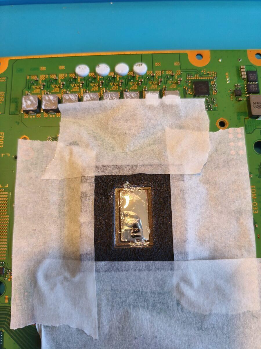 PS5 APU con metallo liquido fresco applicato — riparazione di precisione Il Garage dei PC