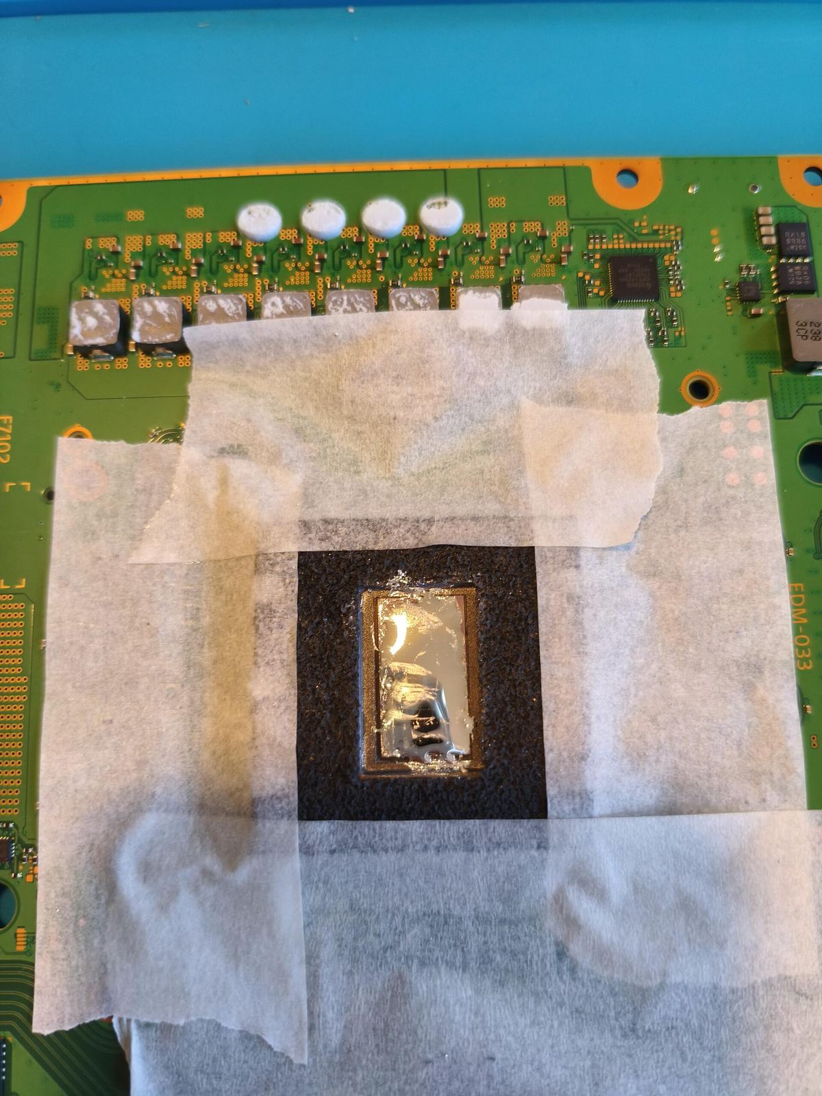 PS5 APU metallo liquido fresco applicato — lavoro di precisione