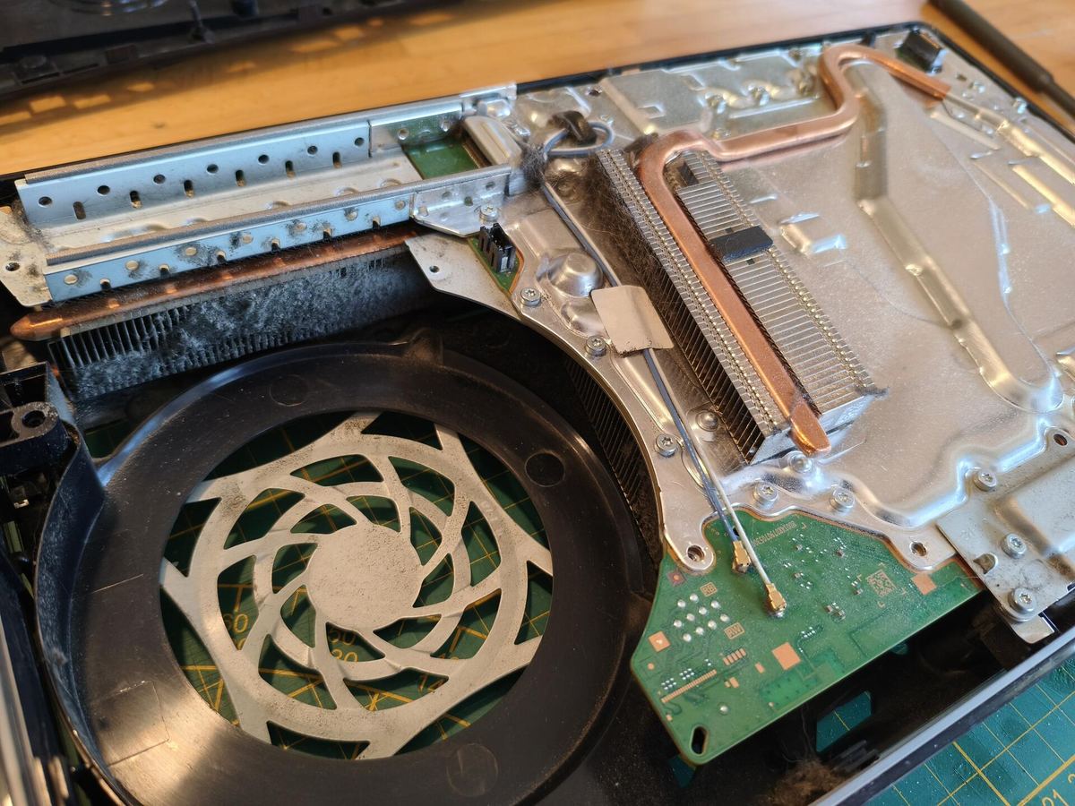Ventola e dissipatore della PS5 smontati