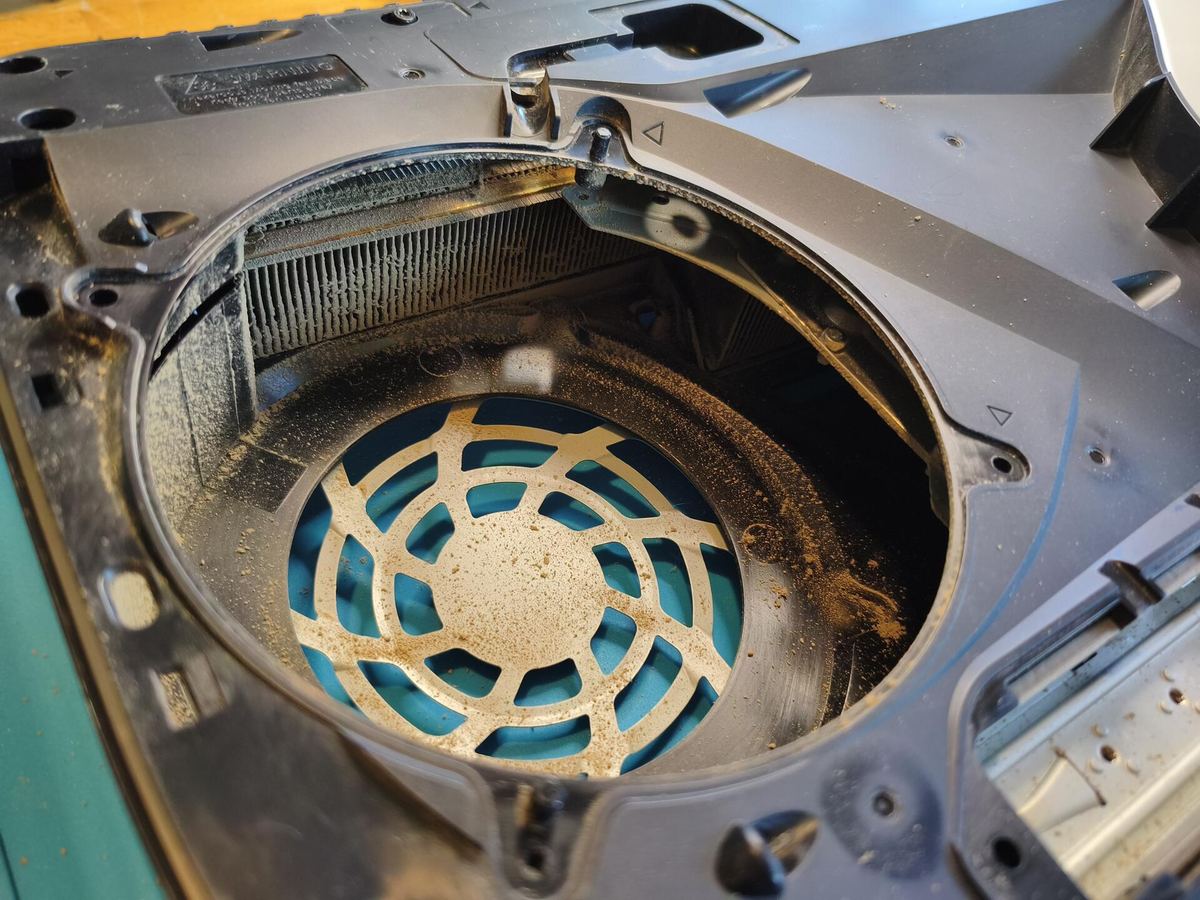 PS5 ventola coperta di polvere — prima della pulizia