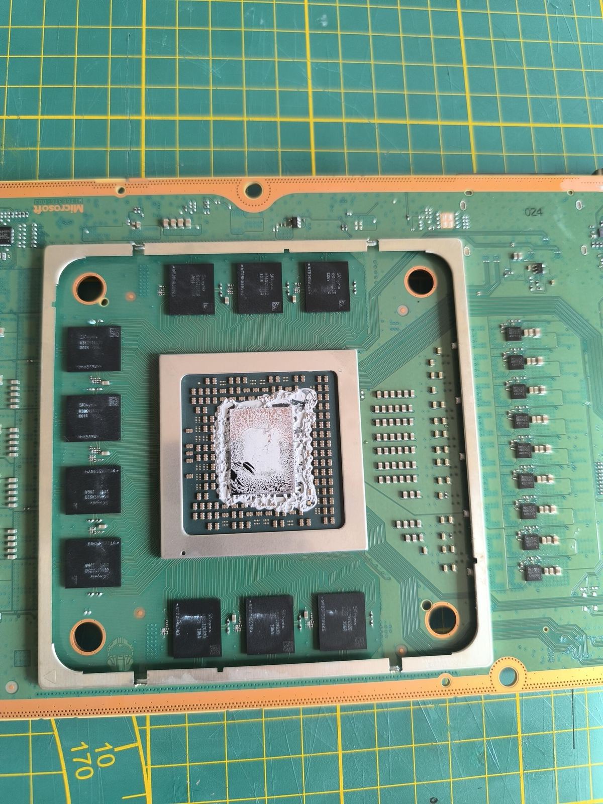 Xbox Series X APU con pasta termica secca — prima della sostituzione
